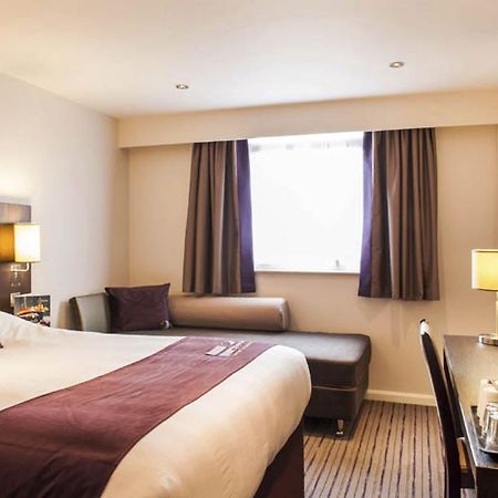 Premier Inn London Romford Central Bagian luar foto